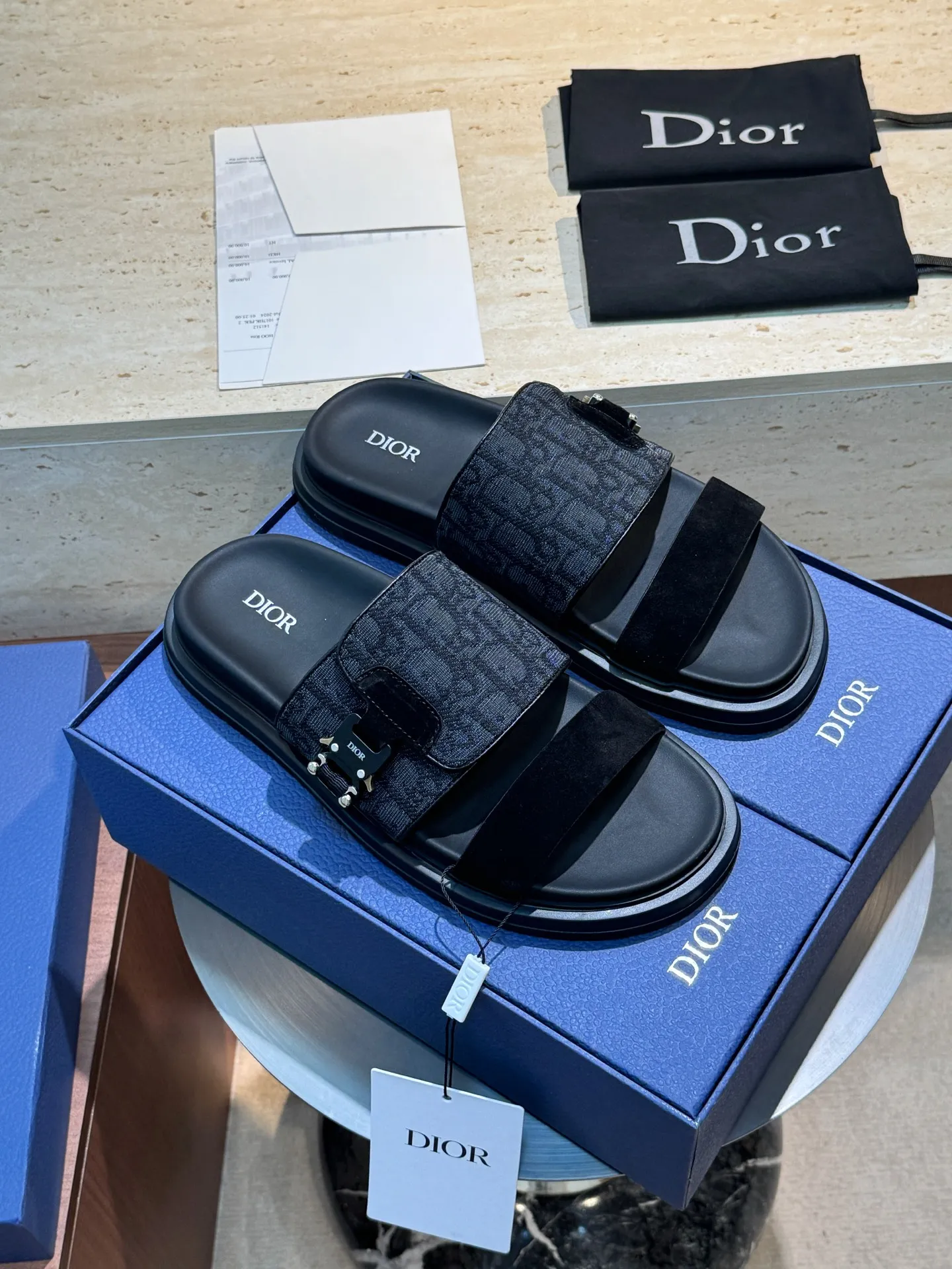 Factory price: 340💰Djia Aqua men's slippers and sandals, Dior's Aqua sandals are elegant and casual. The cross-strap design is reinterpreted in CD Diamond canvas, inspired by the brand's archives. Finished with a branded logo and tonal notch sole, they can be worn easily with shorts or jeans for a sophisticated look. Cowhide spliced ​​canvas + cowhide lining + rubber outsole Size: 39-44 (38 45 customized)